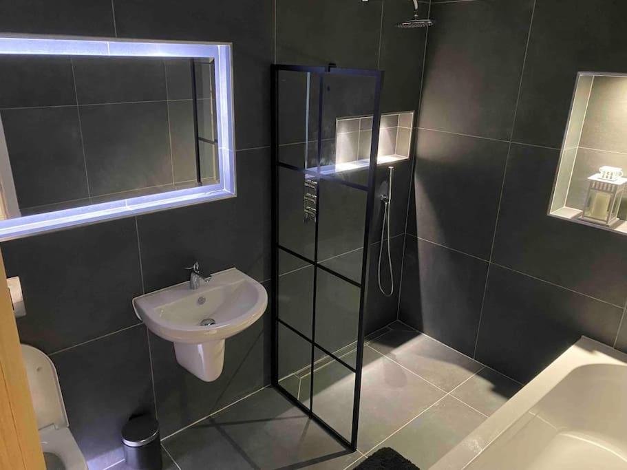 Stylish Apartment Near The Centre Of 해러게이트 외부 사진