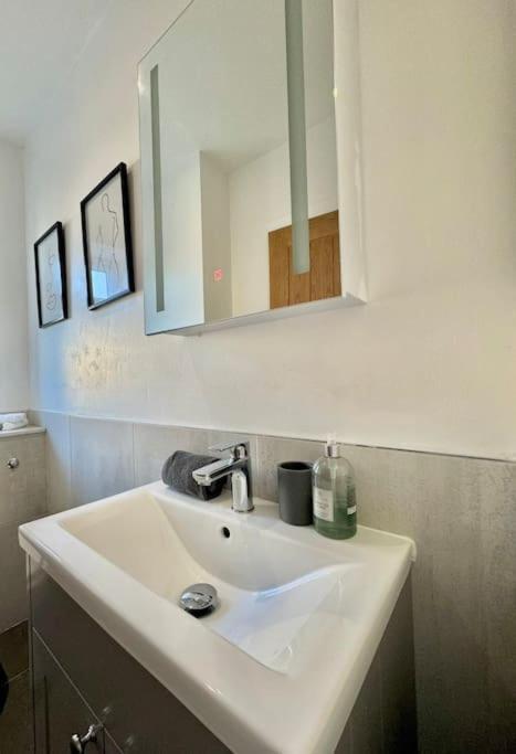 Stylish Apartment Near The Centre Of 해러게이트 외부 사진